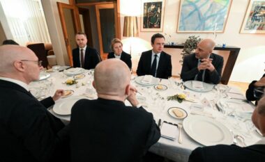 Kurti darkë pune me deputetët francez, diskuton për marrëdhëniet bilaterale dhe dialogun me Serbinë
