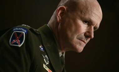 Komandanti Christopher Cavoli thotë se trupat amerikane duhet të qëndrojnë në Evropë