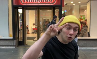 Pret në radhë dy muaj më herët, youtuberi me padurim qëndron jashtë për konsolën e re