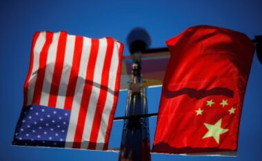 Agjencia amerikane e inteligjencës paralajmëron se Kina po përpiqet të rekrutojë punonjës të qeverisë