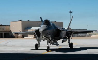 “Frankenjet”, aeroplani i ri luftarak i ushtrisë amerikane i prodhuar nga dy fluturake të shkatërruara i bashkohet flotës së forcave ajrore