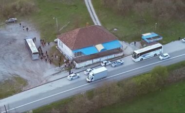Thanë se po shkojnë këmbë në Beograd në tubimin e Vuçiqit, serbët nga Kosova kapen duke hipur nëpër autobusë