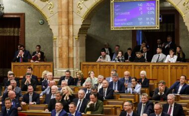 Hungaria miraton amendamentin kushtetues për të ndaluar ngjarjet publike LGBTQ+