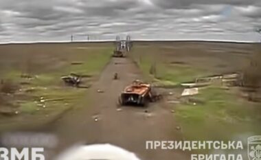 Aksioni i ukrainasve rezultoi me shkatërrimin e tankeve, autoblindave e motoçikletave ruse – pamje nga sulmi i koordinuar