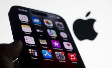 Apple u thotë miliona përdoruesve të iPhone që të përditësojnë pajisjet e tyre pas “sulmit jashtëzakonisht të sofistikuar”