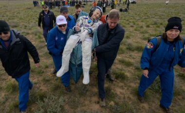 Astronauti më i vjetër i NASA-s feston ditëlindjen e 70-të me kthimin në Tokë