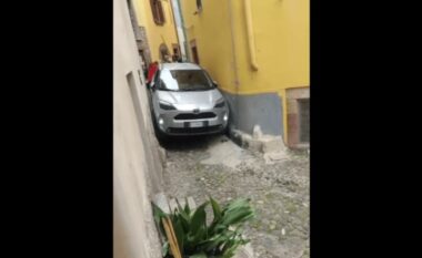 Rrugë të ngushta dhe shoferë pa përvojë, shikoni si ka ngecur vetura në qytetin italian!