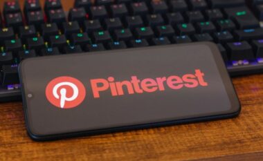 Pinterest u dërgon mesazh të miturve: Lëre aplikacionin ndërsa je në shkollë