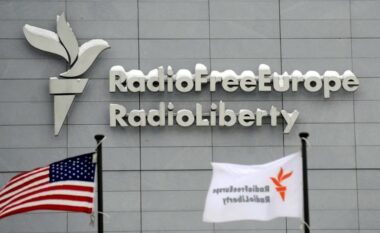Gjyqtari urdhëron administratën Trump të kthejë 12 milionë dollarë për Radio Evropa e Lirë