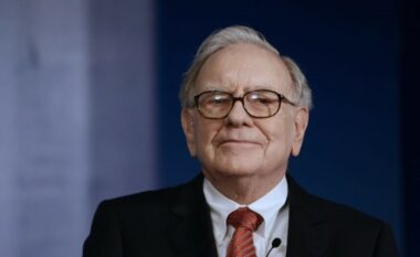 Warren Buffett i vetmi në mesin e njerëzve më të pasur në botë që nuk humbi para për shkak të tarifave të Trump – përkundrazi, ai përfitoi