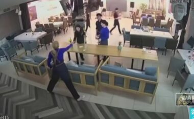 Momenti kur bomba ruse Iskander-M godet restorantin plotë civilë në qytetin ukrainas