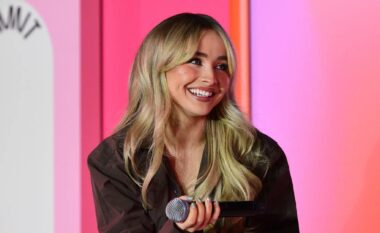 Ky stil i flokëve po shpërthen në rrjetet sociale – gjithçka nisi me Sabrina Carpenter