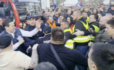 Mbështetësit e Vuçiqit rrahin një politikan të opozitës në Serbi