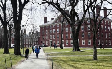 Trump ngrin rreth 2 miliardë dollarë fonde të Harvardit pasi universiteti refuzoi kërkesat nga Shtëpia e Bardhë