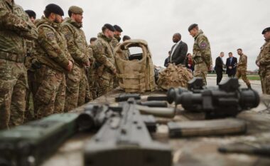 Sekretari i Jashtëm britanik takon trupat ushtarake të vendosura në Kosovë