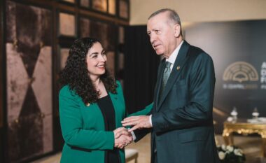 “Po harroni turqishten”, Erdogan batuta me Osmanin – presidentja i përgjigjet në turqisht “më duhet të praktikoj me ju”