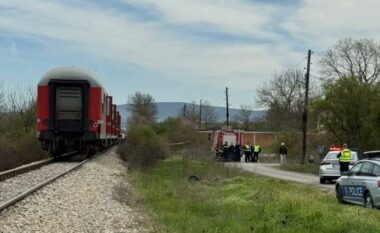 Treni përplaset me një veturë në Klinë – vdes një person, tre të tjerë lëndohen