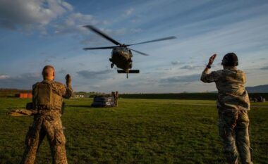 Ushtarët amerikanë dhe letonezë të KFOR-it kryejnë stërvitje me helikopterë