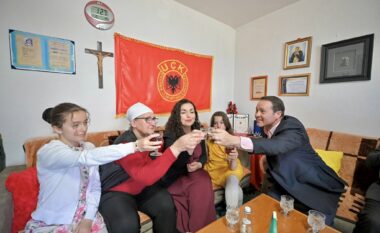 Osmani viziton Nënën Stanë Gashin për Pashkë: Simbol i qëndresës dhe dashurisë për atdheun