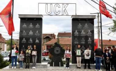 Në 26-vjetorin e Masakrës së Mejës, lideret institucionalë e partiakë përkujtojnë viktimat dhe kërkojnë drejtësi