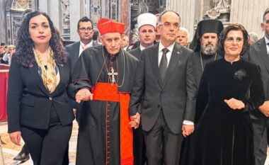Osmani dhe Begaj bënë homazhe në Vatikan për Papa Françeskun