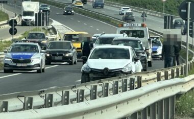 Vetura e policisë përfshihet në aksidentin zingjiror në rrugën Mitrovicë-Prishtinë, pesë persona të lënduar