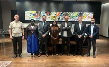 E ngarkuara me punë në Ambasadën amerikane vizitoi Klubin e Biznesit, u bisedua për forcimin e bashkëpunimit ekonomik SHBA-Kosovë