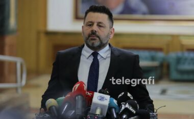 “Siç duket ne nuk jemi të zotët të zgjedhim asnjë situatë”, Bekë Berisha kërkon ndihmë nga amerikanët pas dështimit të seancës