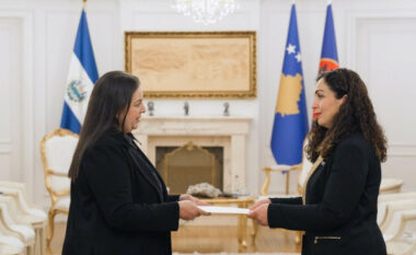 Osmani pranon letrat kredenciale nga ambasadorja e re e El Salvadorit