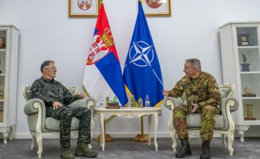 Komandanti i KFOR-it dhe shefi i ushtrisë serbe bisedojnë për stabilitetin e rajonit