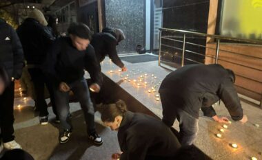 Ndizen qirinj para Ministrisë së Ekonomisë – aksion simbolik kundër shtrenjtimit të energjisë elektrike