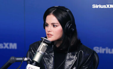Elegancë urbane: Kombinimi i përsosur i xhinseve me të zeza nga Selena Gomez