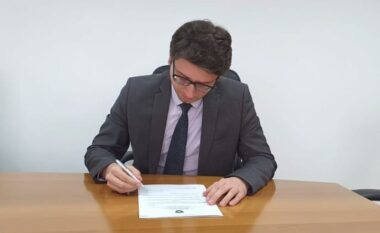 Murati nënshkruan një udhëzim administrativ për arkat fiskale