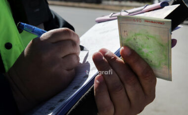 Tre shoferë ndëshkohen në Ferizaj për përdorim të telefonit gjatë ngasjes – u pezullohen patentë-shoferët