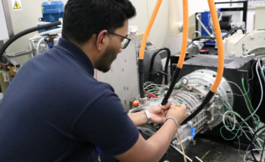 Një hap i madh i prodhuesit britanik – zhvillon një motor elektrik pa metale të shtrenjta të rralla tokësore