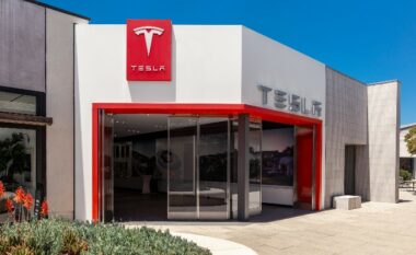 Nga frika e klientëve agresivë dhe protestuesve – ‘dhoma sigurie’ për punonjësit në dyqanet e Teslas