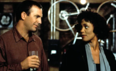 Warner Bros njofton për ribërjen e filmit “The Bodyguard”: Kush do të jetë në rolin e Kevin Costner dhe Whitney Houston?