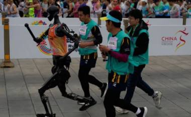 Kina organizoi një gjysmë maratonë të së ardhmes – robotët vrapuan krah për krah me njerëzit