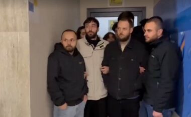 Aktivistët e grupit “Asnjë cent më shumë” bllokojnë derën e objektit të ZRRE-së