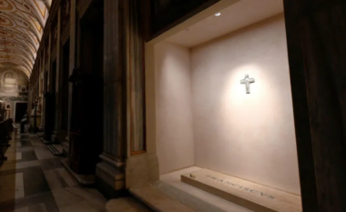 Publikohen imazhet e varrit të Papa Françeskut – shoqërohet vetëm me një trëndafil të bardhë
