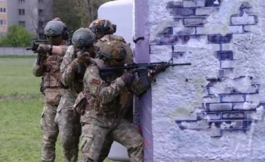 Trupat rumune simulojnë “luftën urbane” në Bukuresht për të rritur gatishmërinë ushtarake