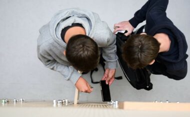 Franca me masa të ashpra rreth përdorimit të telefonave celularë në shkollat e mesme