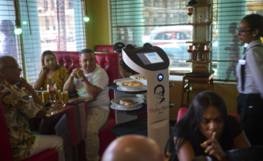 “Si në filma”, kamarieri robot në restaurantet e Kubës tërheq vëmendje të madhe