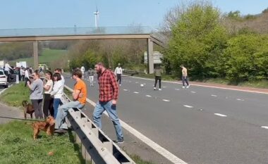 Drejtuesit i lënë makinat për të luajtur futboll – pas një bllokade trafiku në një autostradë të Anglisë