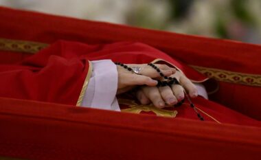 Vatikani publikon imazhet e para të Papa Françeskut, pas vdekjes – varrimi i tij është caktuar për të shtunën