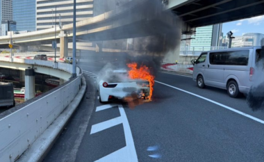 Burri blen Ferrarin e ëndrrave pasi kurseu për 10 vjet, i digjet brenda një ore