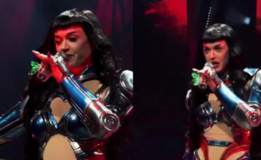 “Një përpjekje e dëshpëruar për të qëndruar e rëndësishme” – Katy Perry tallet për veshjen gjatë një performance