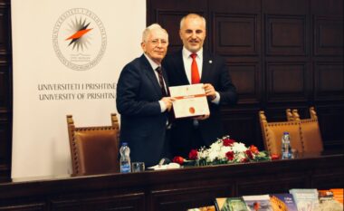 Profesori Avni Skeja i dhuron mbi 5000 libra Universitetit të Prishtinës