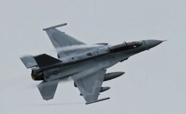 I pari nga 16 aeroplanët e rinj luftarakë F-16 nga SHBA zbarkon në Bullgari