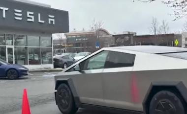 ‘Urrejtja’ për Tesla nuk po shuhet – një burrë arrestohet pasi ngjyrosi me sprej veturat në vlerë më shumë se 500 mijë euro